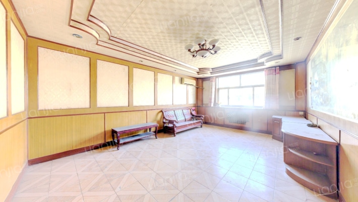 房本满五，南北通透三居室，得房率高，还有一个小房-客厅