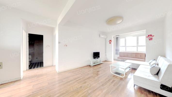 此房格局户型方正，中间楼层，带装修 南北通透-客厅