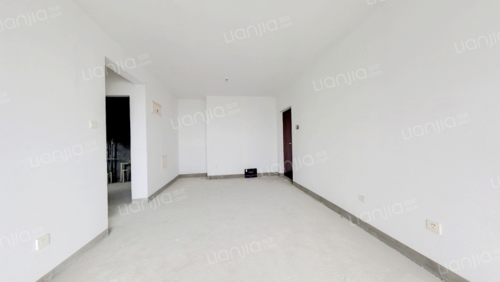 中间楼层 户型方正，房本满二 看房方便-客厅