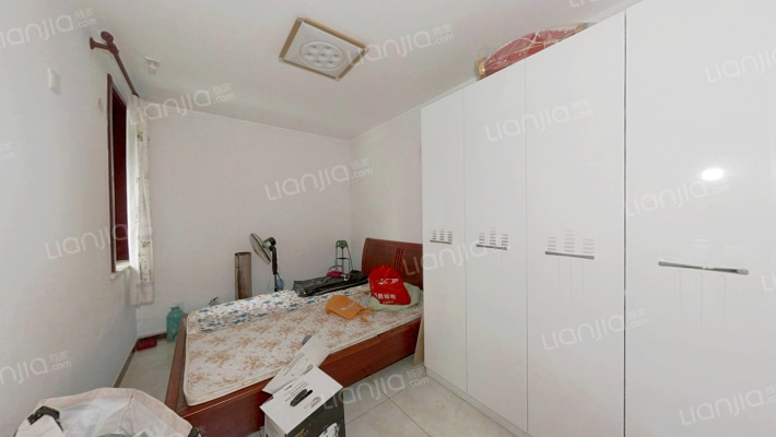 纯南三居，业主精心装修，南面带50平小院可以种花草-卧室A