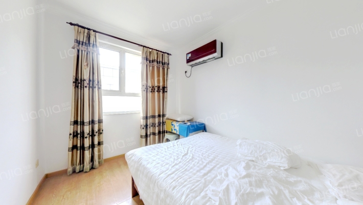 业主诚心出售，带装修，价格可议，中间楼层-卧室