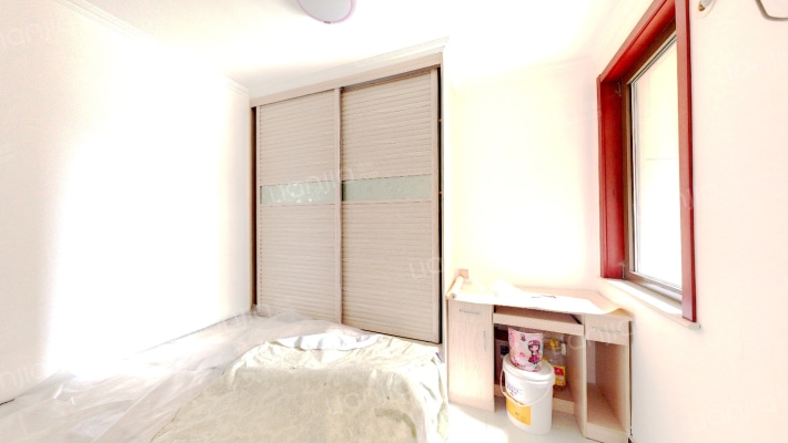 此房是全南两居 主卧客厅朝南 采光充足-卧室A