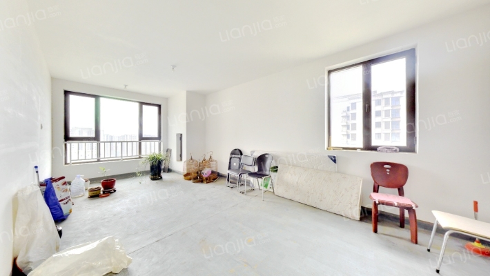 鸿坤理想湾西北朝向一居室，可贷款，证满二。-客厅