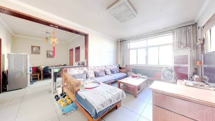 户型通透， 一梯两户， 交通便利。-客厅