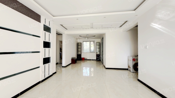 小区环境优美，人车分流，南北通透三居室带装修-客厅