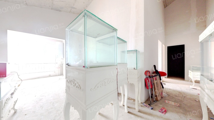 此房契税票满二，税费低，毛坯随意装-客厅