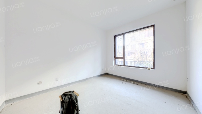 高铁商圈 鸿坤理想湾叠拼别墅 一层带前后花园-卧室B