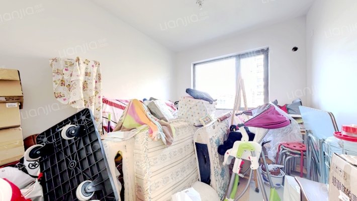 本房是经典的四叶草户型，南北三通透，双明卫，好楼层-卧室B