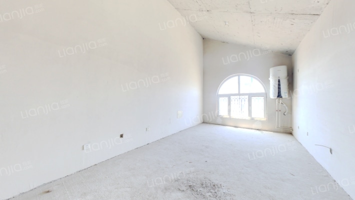 南向两居室  户型方正 顶层坡屋顶设计 可做阁楼-客厅