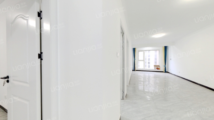 此房朝南两居室.户型方正，配套齐全，出行方便.-客厅