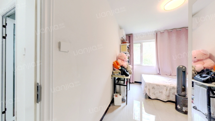 天地新城，双语旁，高铁旁，大三居-卧室A