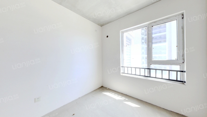 业主诚心出售，价格可谈，南北通透三居室，小区环境好-卧室B