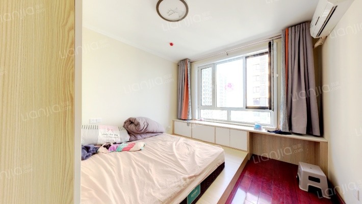 德信公园旁  翡翠滨江新电梯房，正规一居室，精装-卧室