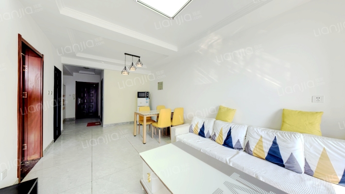 业主诚意出售 南向装修两居 楼层和采光不错的-客厅