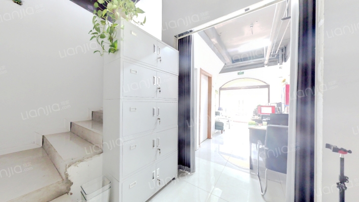 此房是临街商铺，上下两层有装修-客厅