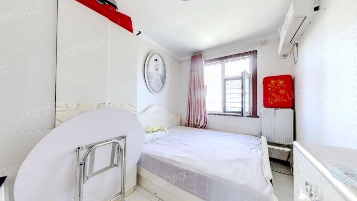 房子南北通透三居，房子户型方正没有浪费空间。-卧室A