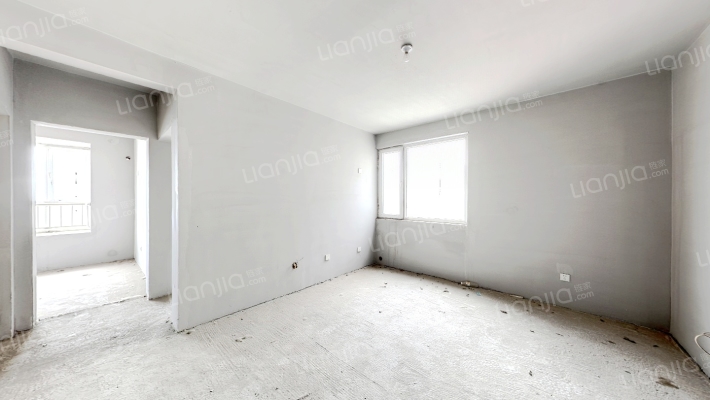 房本满五唯一，毛坯房 ，小区环境好-客厅