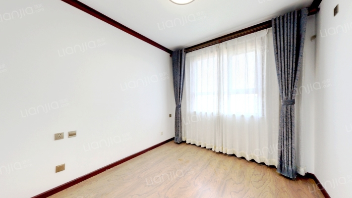 此房是满二年的，经典南北三居室，自住装修标准-卧室A