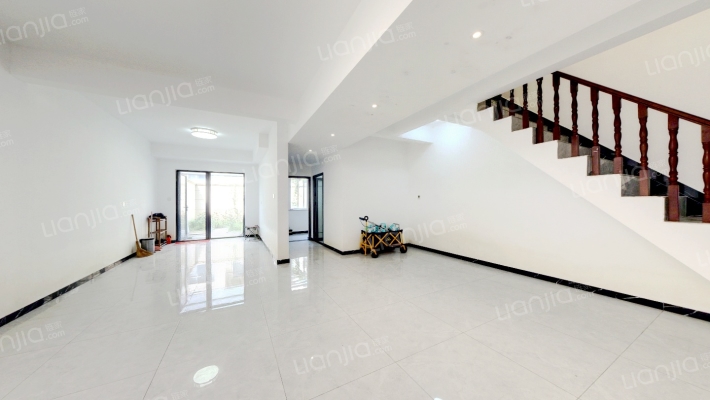 自住标准精装修，全天采光，视野无遮挡。-客厅A