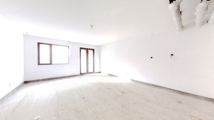 此房是下叠，带前后院子，下沉式花园，房本满二-客厅A