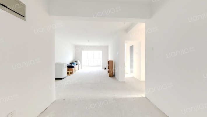 开发区 南北通透毛坯有房本看房方便-客厅