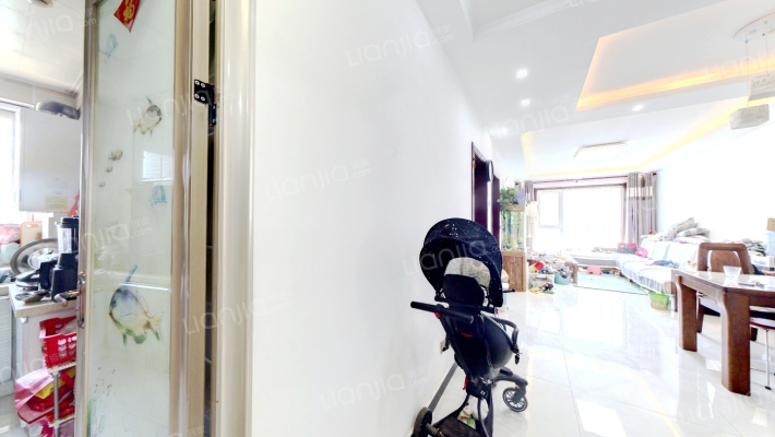 此房东南两居室，户型方正，配套齐全，出行方便。-客厅