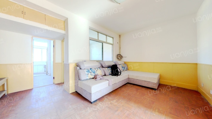 蓝天小区，南北通透三居室，中间层，总价低-客厅