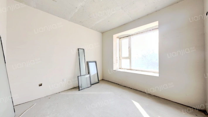 此房是南北通透大三居，户型好 无遮挡，交通便利..-卧室B