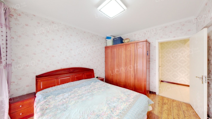 此房房本满五唯一，楼前无遮挡，业主诚心卖-卧室A