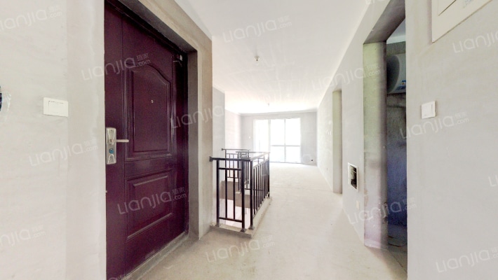 高铁华融现代城，一层带院子带下跃。-客厅