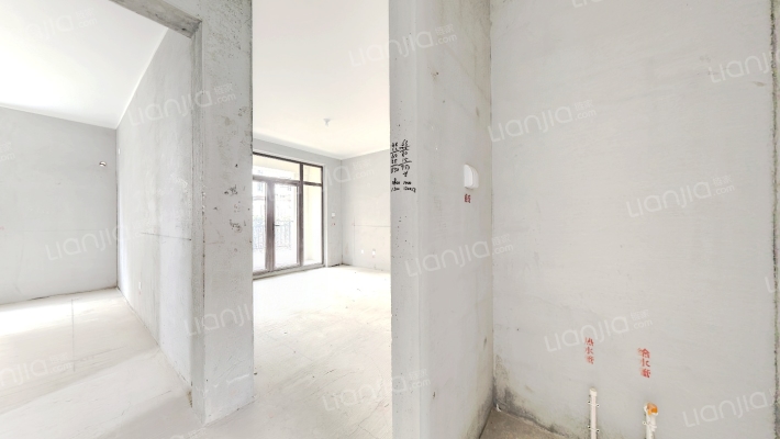 凤麟府一层带院南北通透两居带车位-客厅