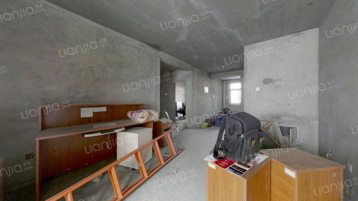 此房板楼，一梯两户的，小区地上免费停车位多-客厅