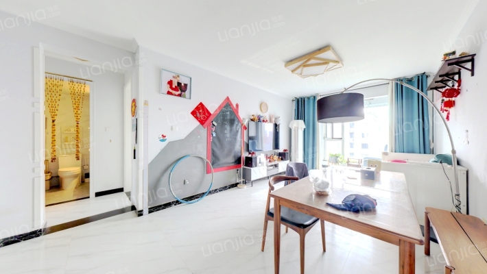 南北通透大三居室 带独立防火门.视野采光好 精装自住-客厅