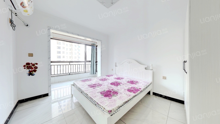 房子是全阳两居，精装修  户型方正-卧室B