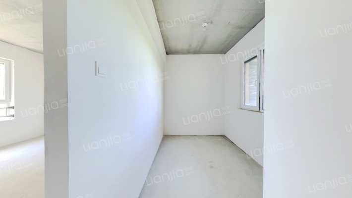 绿化百分之四十，物业管理好，小区远离市区喧闹安静-卧室C