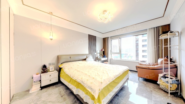 出门华阳路，老城区近二康医院，精装修南北大三居-卧室A