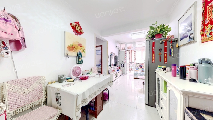 水岸花城精装大一居，一层进出方便-客厅