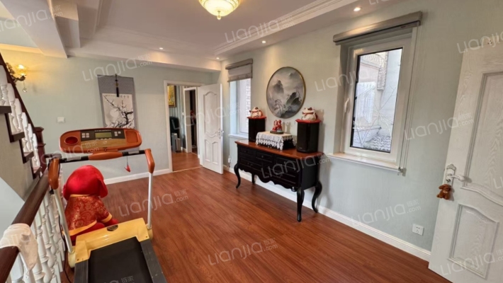 此房精装修房本无抵押 满五年唯一 地上三层 南向入户-客厅