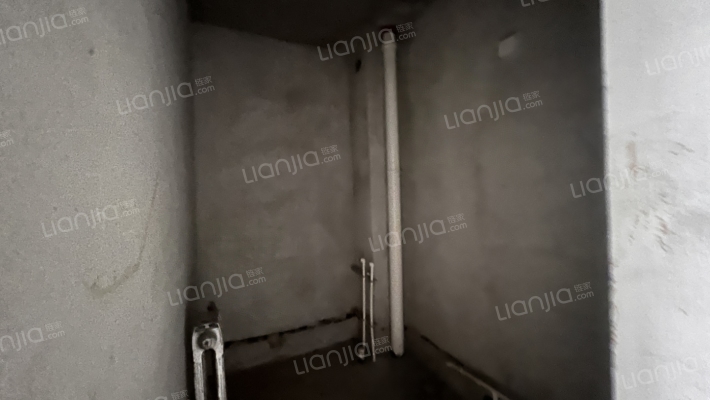 此房满五税费低一梯两户电梯房交通便利。5+6跃层-卫生间A