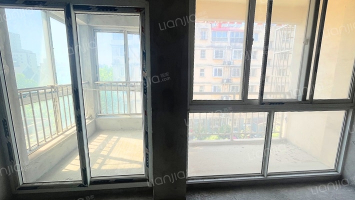 毛坯房，南北通透大三居，三阳开泰，中间楼层-阳台