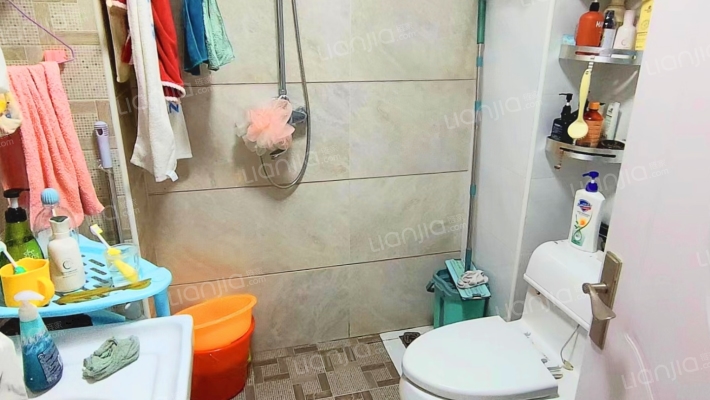 此房是中高楼层采光视野都很好 ，业主自住装修-卫生间