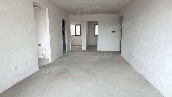 此房南北通透三居格局，位置视野采光全天无遮挡。-餐厅