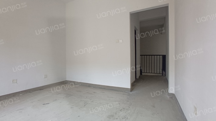 鸿坤理想湾下叠  带前后院子  房本满二-卧室D