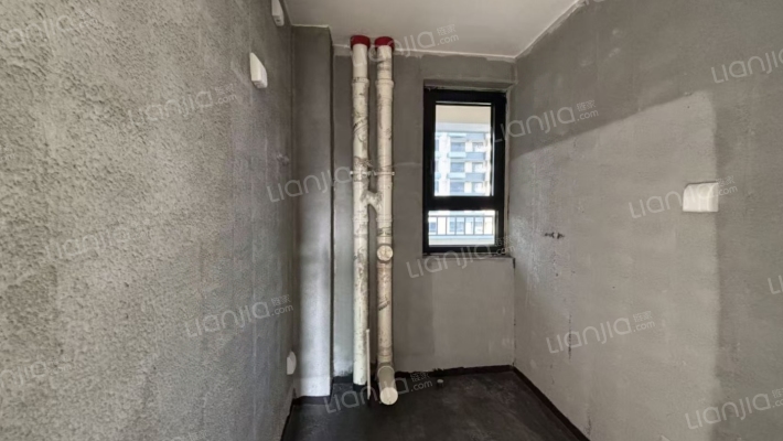 房子属于南北通透三居，双卫毛坯房-卫生间