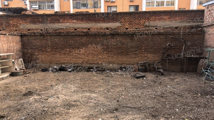 政法街 集中供暖 南北通透三居带小院-花园