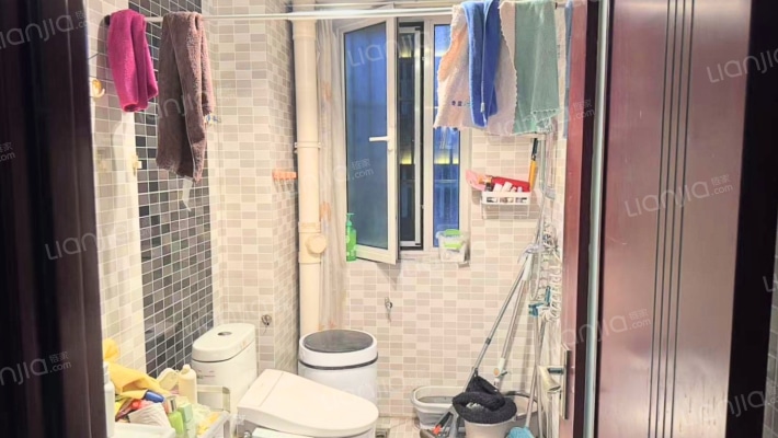 房本满五年，南北通透的三居两卫，好楼层，好户型。-卫生间A