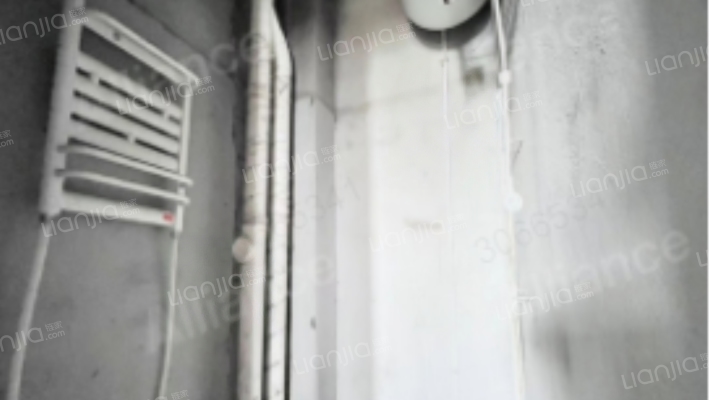 此房南向两居，好楼层，采光充足-卫生间