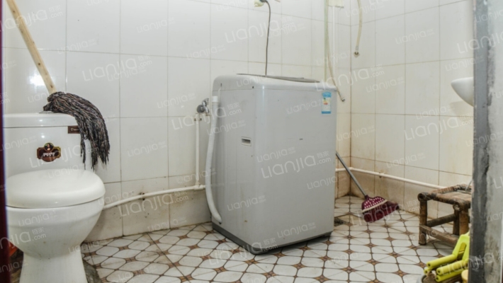 开发区 公园旁 精装修3居室 南北通透 满五唯一-卫生间