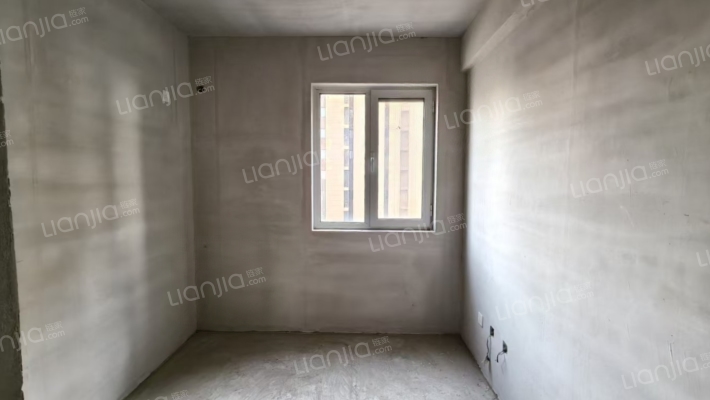 急售三利东区大三居，三阳开泰户型，价格美丽-卧室C