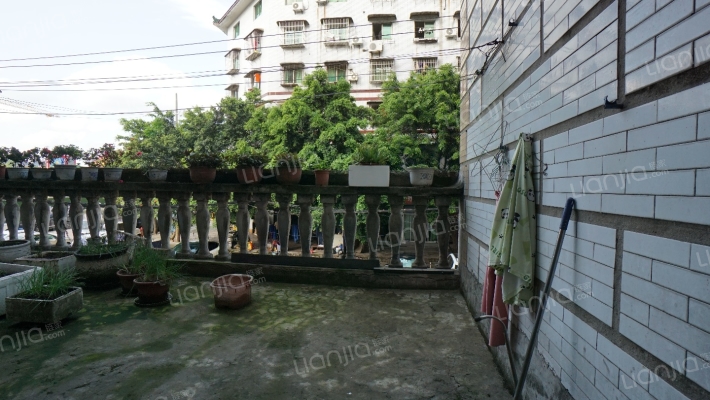 上江北天发花园两室带双露台出售，房子在二楼-露台